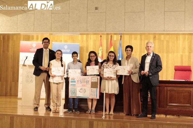 Los alumnos del CEIP Manuel Moreno Blanco de Vitigudino recibían el premio como ganadores del concurso Imagina tu empresa / FOTOS: DAVID SAÑUDO 