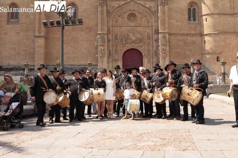 El folclore charro ameniza las calles de Salamanca