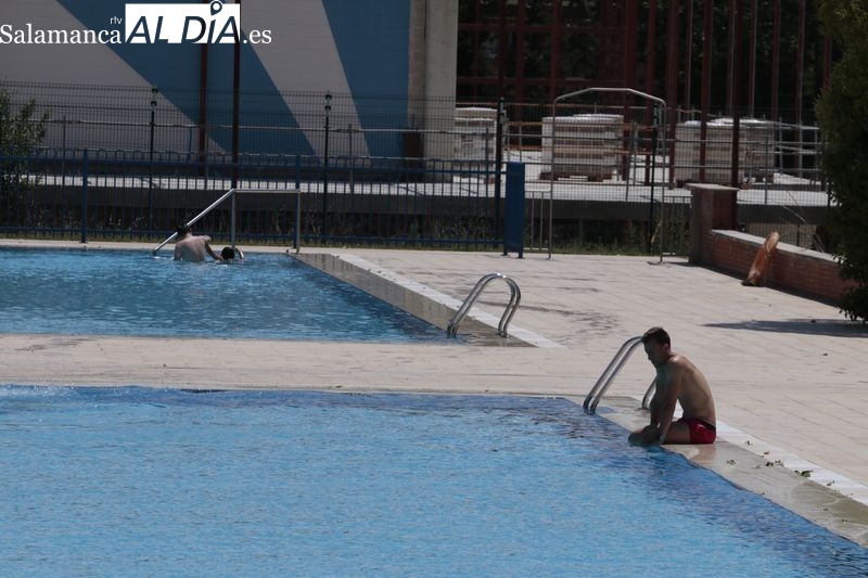 Primer chapuzón del verano en las piscinas salmantinas