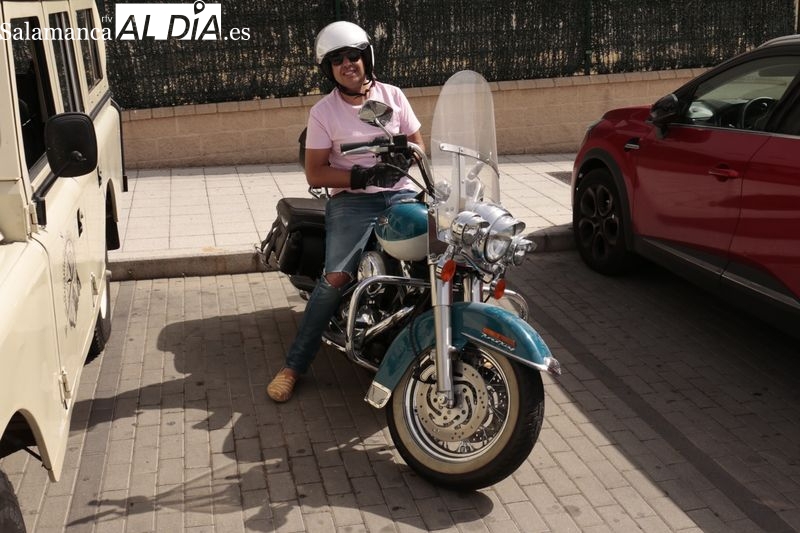 Una caravana de vehículos antiguos se pasea por Salamanca para recoger litros solidarios