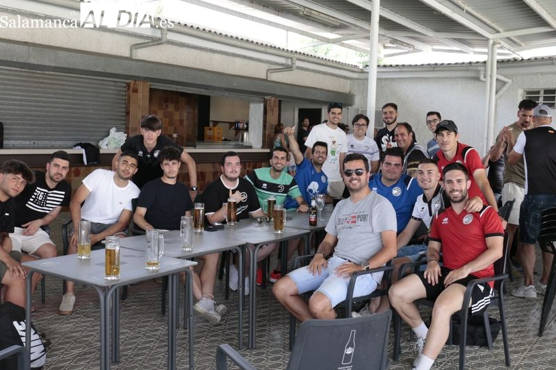 La gente de Unionistas cierra la temporada con una comida a modo de fiesta