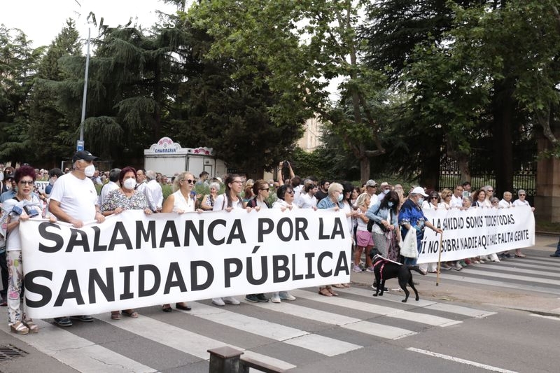 Una multitudinaria marea blanca clama por una Sanidad digna en Salamanca