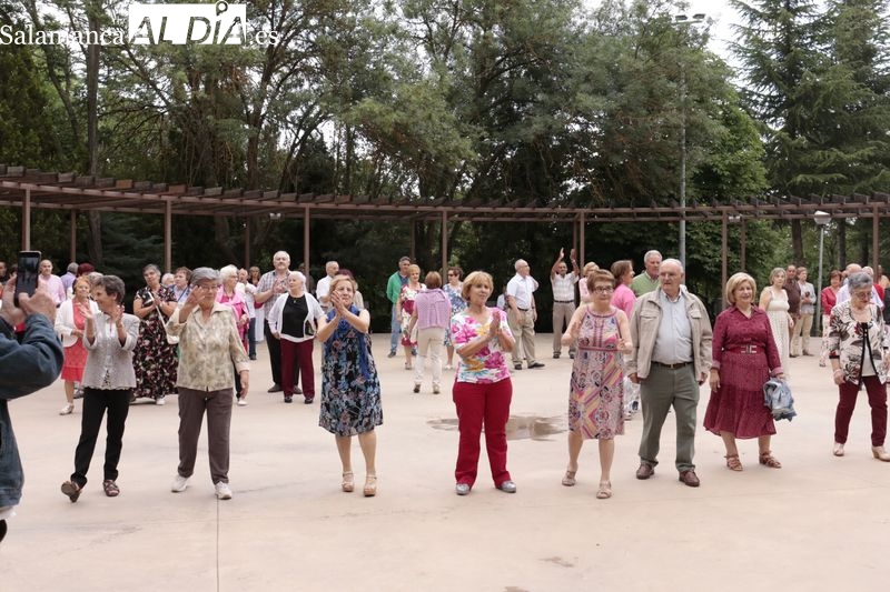 Los mayores disfrutan en el regreso de los bailes de verano 