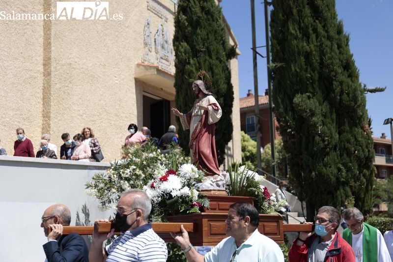Pizarrales despide las fiestas con la tradicional procesión por las calles del barrio