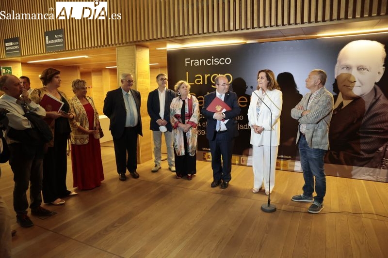 Iceta visita en Salamanca la exposición dedicada a Largo Caballero 