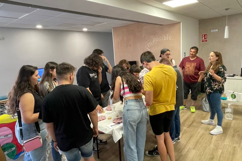 Los Aromas y Sabores protagonizan una llamativa acción en el Centro de Ocio Juvenil, dentro de la programación municipal LGTBI+