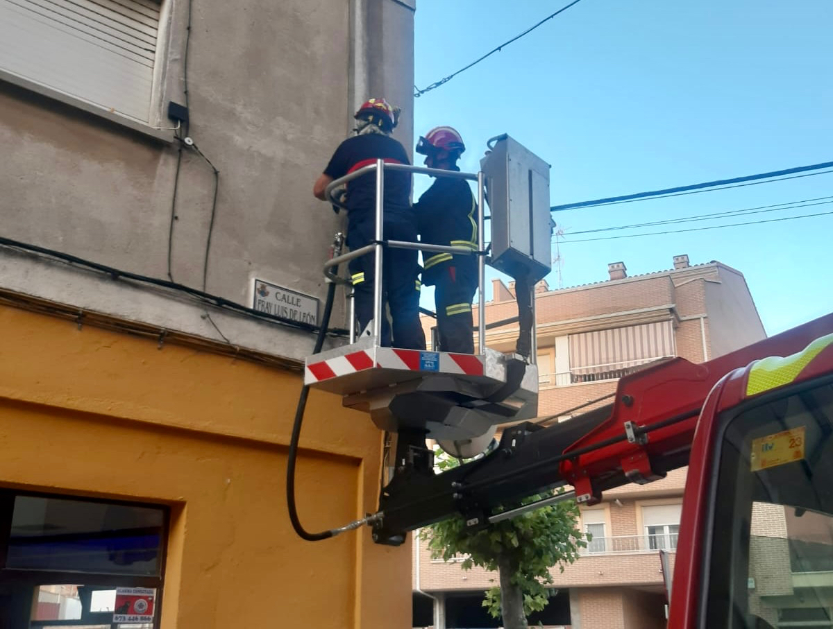 Los Bomberos de Peñaranda aseguran una bajante en un edificio de la calle Fray Luis de León