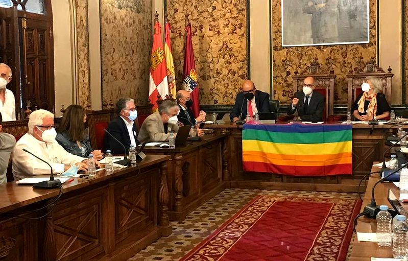La bandera LGTBI en un lugar privilegiado del pleno de la Diputación de Salamanca