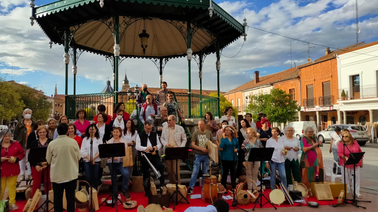 Sones tradicionales y la plaza de España se fusionan en los conciertos fin de curso de los Talleres de Canto y Percusión 