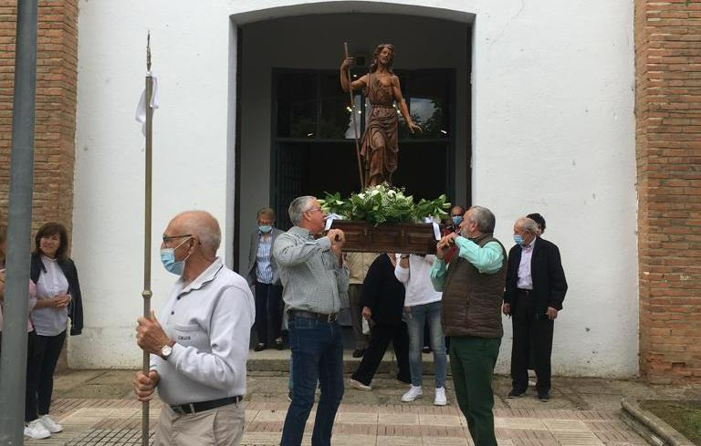 Los vecinos de Sanjuanejo sacan en procesión a su patrón