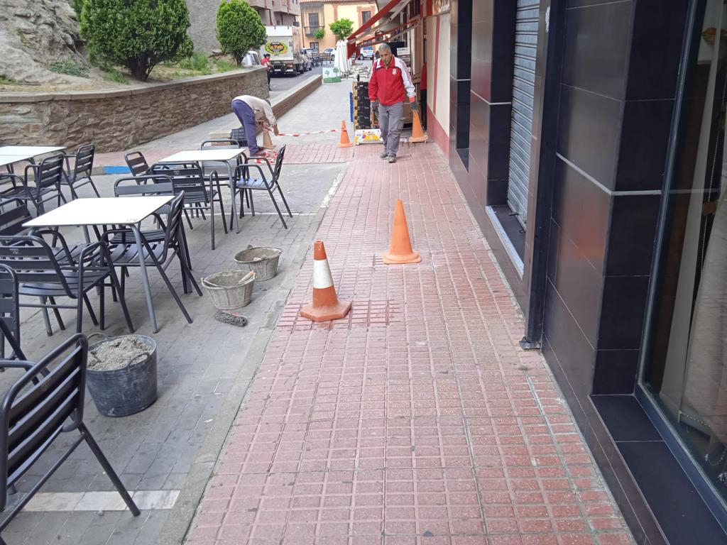 Trabajos de albañilería y reparación de pavimento y acerado en diferentes puntos del municipio