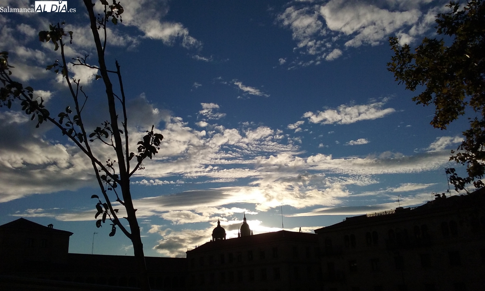 La luna se encumbra en la clausura