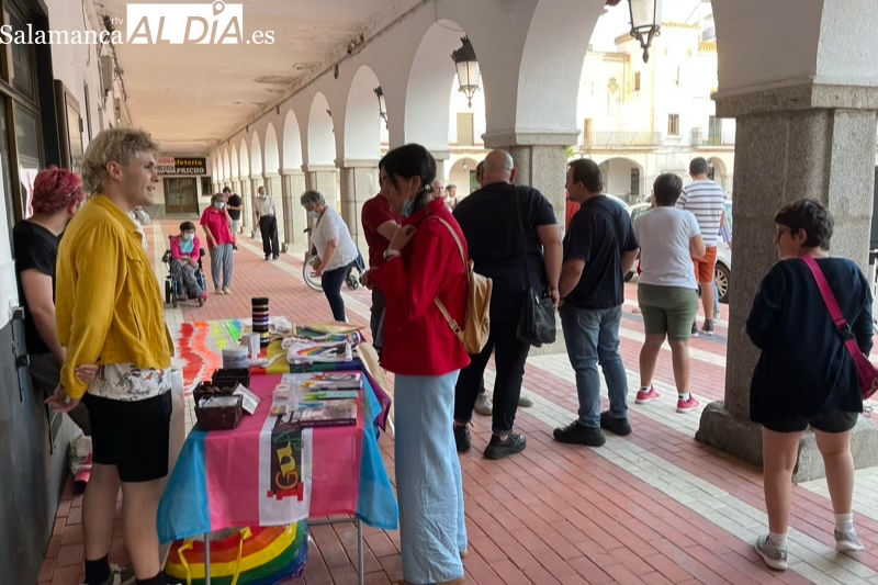 La Plaza Nueva se convierte en epicentro de la fiesta y la gymcana LGTBI+