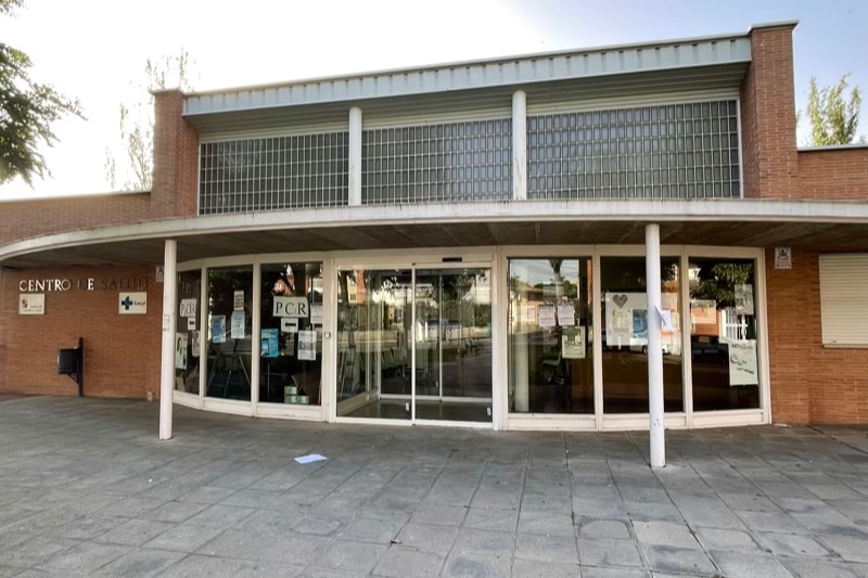 La Junta instala por fin nuevas puertas automáticas en el Centro de Salud