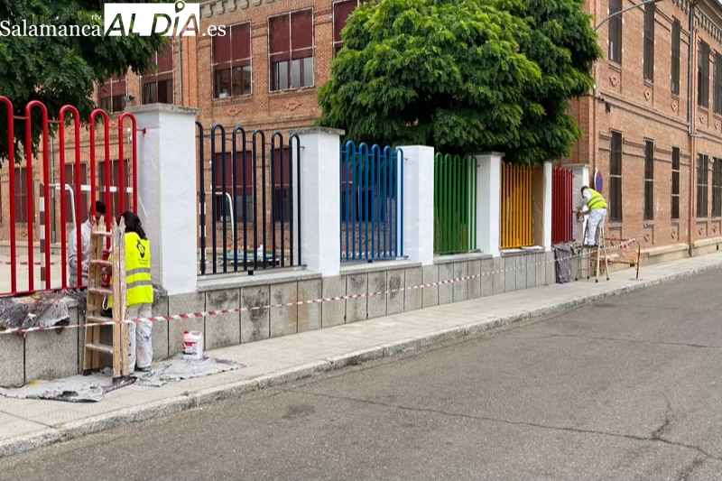 Los integrantes del programa ‘Ecopintura Peñaranda’ mejoran y dan un toque de color a la valla del colegio Miguel De Unamuno