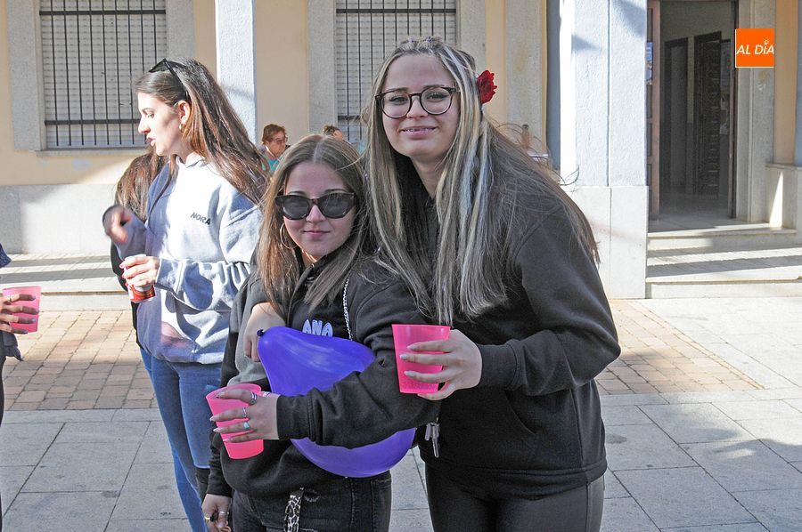 La juventud arropa al pregonero de las fiestas de San Juan