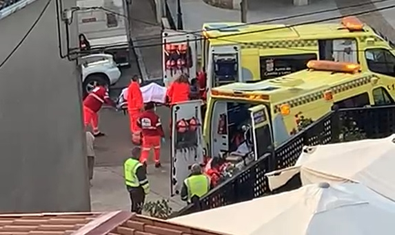 Una pick up atropella a dos personas de madrugada en la Plaza Mayor de Navasfrías