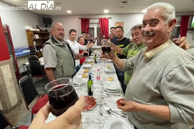 Liebre con arroz, brindis y el Cuponazo de San Juan para una reunión de amigos y vecinos en Peñaranda