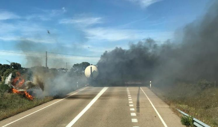 El reventón de la rueda de un camión-cisterna genera un incendio en el propio vehículo y su entorno