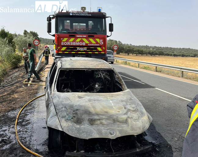 Arde un vehículo junto a la fuente de Santa Teresa