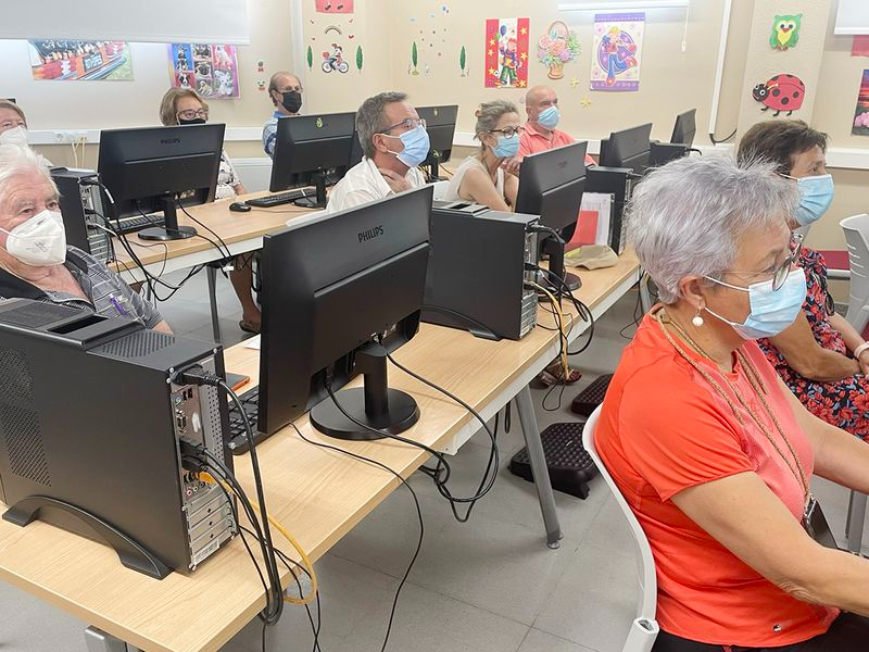 Los mayores de Carbajosa clausuran el taller Me atrevo con la tecnología 