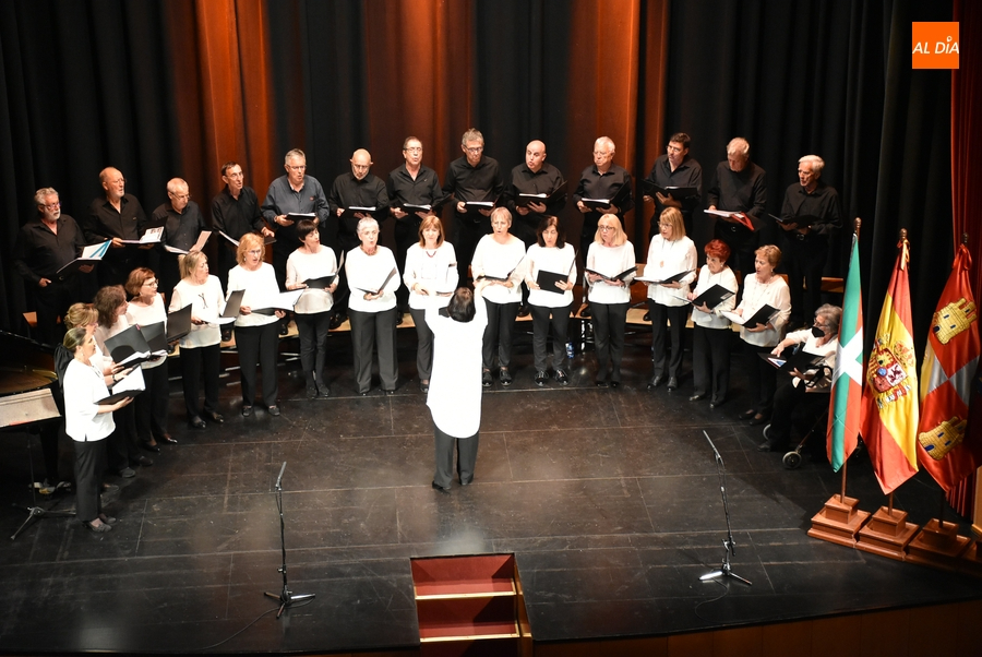 Agradable tarde coral en el Teatro Nuevo con voces mirobrigenses, vitorianas y arroyanas