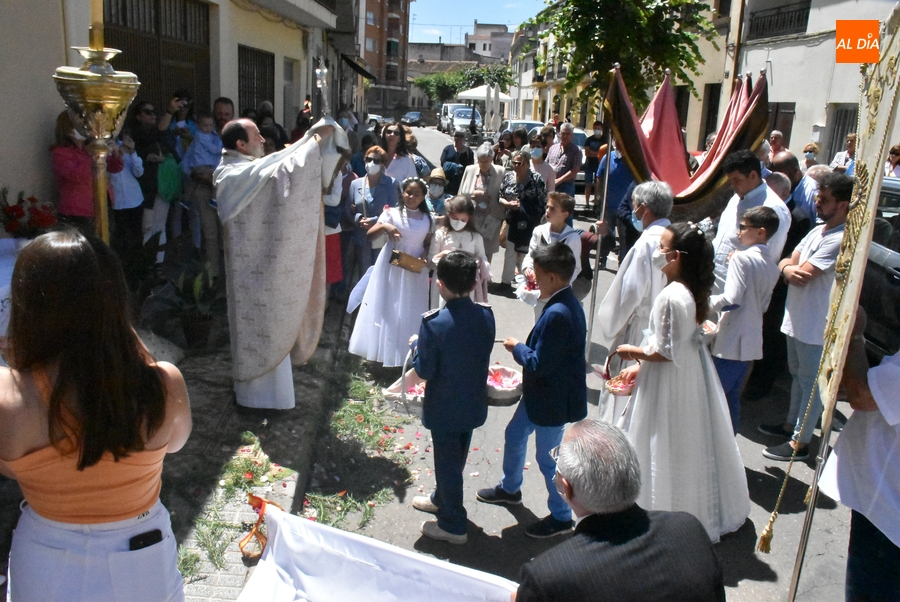 La Adoración Nocturna toma parte en el regreso del Santísimo a las calles de San Cristóbal