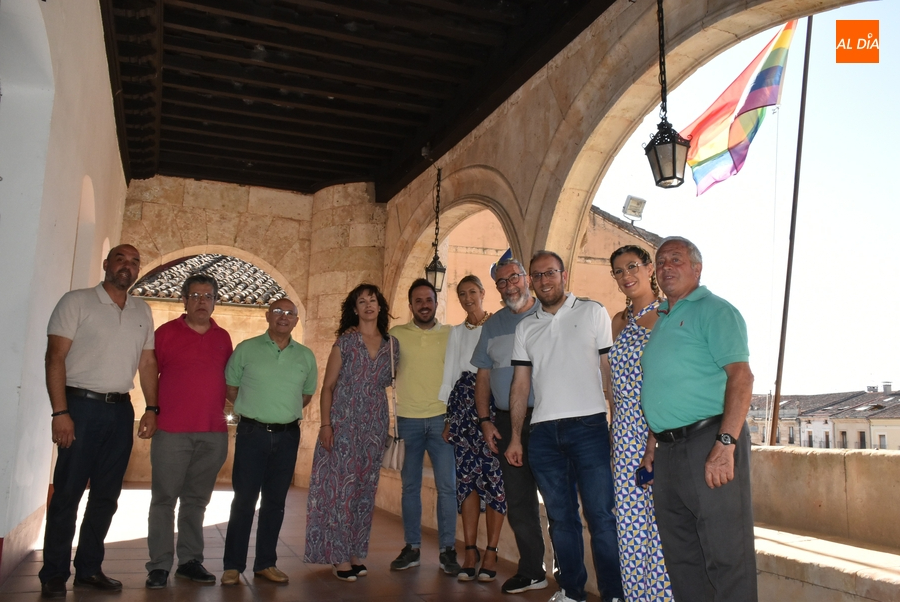 Ciudad Rodrigo coloca la bandera arcoíris en la fachada de la Casa Consistorial, izándola por 1ª vez