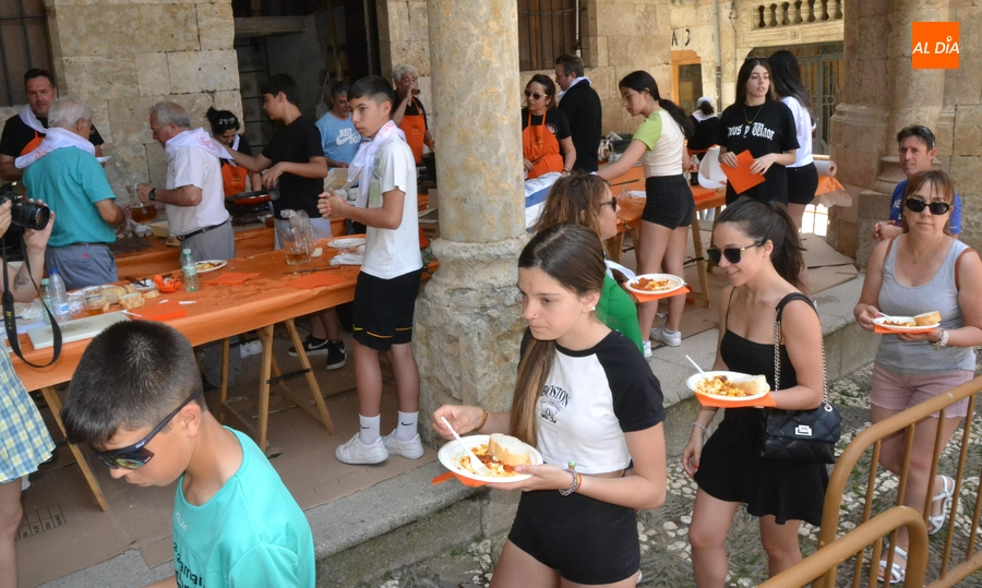 Repartidas más de medio millar de raciones en la gran Farinatada