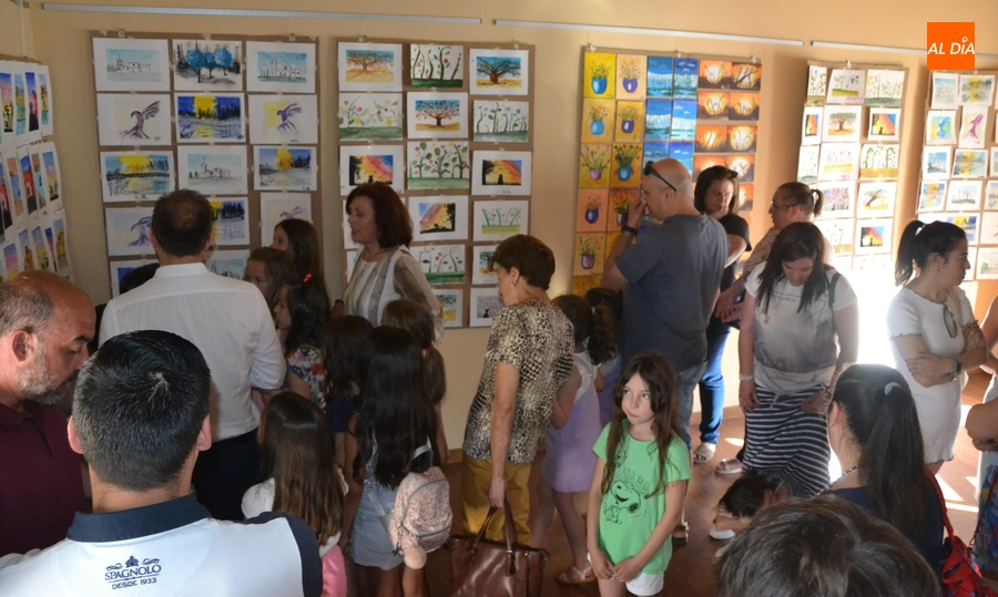 Los pequeños artistas que han asistido a clase con Pilar Rivero exponen sus trabajos pictóricos