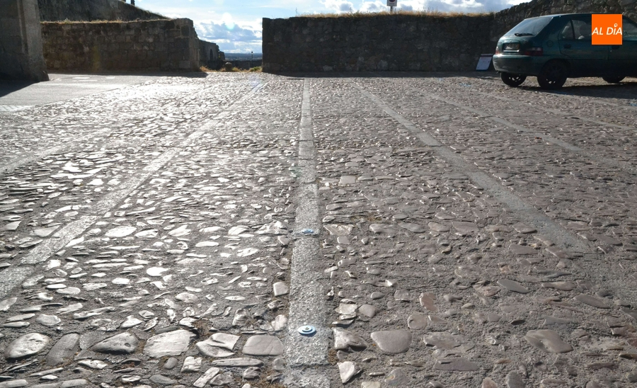 Desplegados por el suelo unos señalizadores del espacio de cada puesto del mercadillo