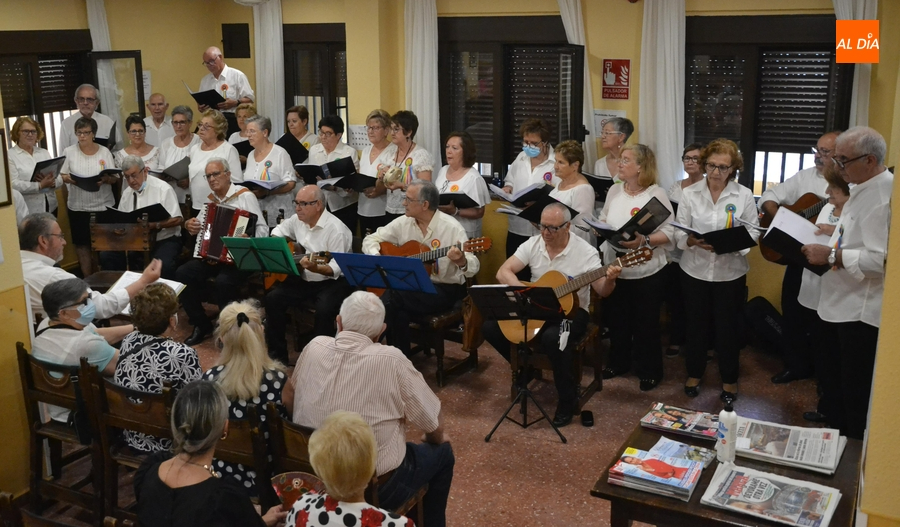 La Rondalla Aires del Águeda se despide de su director en su primera actuación post-pandemia