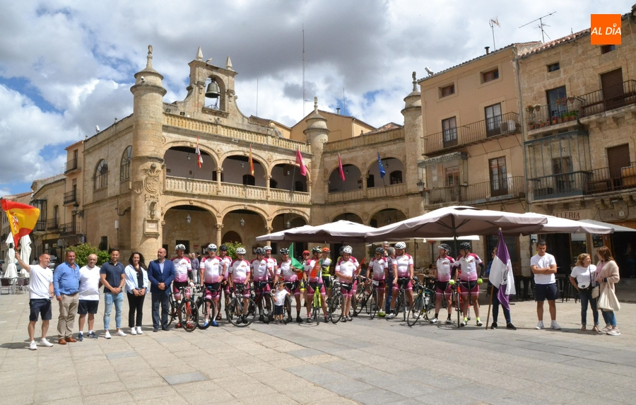 Miróbriga recibe a un grupo de ciclistas procedentes de Francia camino de Portugal