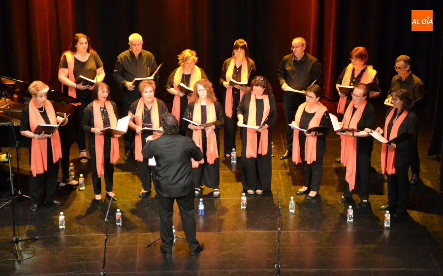 La coral ‘Vocal Renacer’ se presenta en sociedad