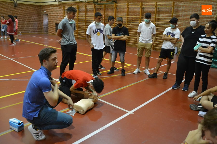Alumnos del IES Fray Diego aprenden a realizar la reanimación cardiopulmonar