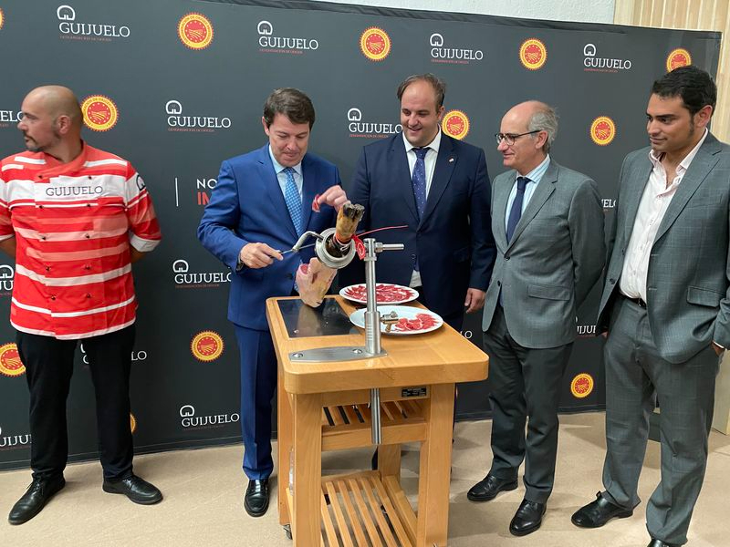 Mañueco defiende la industria cárnica como garantía para crear empleo y asentar población