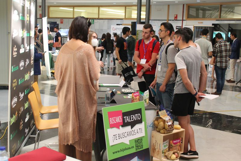 Competencias digitales, disponibilidad para viajar y formación en diversidad de género, claves para encontrar un empleo