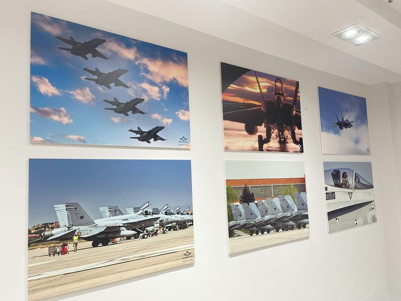 La exposición de fotografías de aviones F-18 que ya puedes visitar en Salamanca 