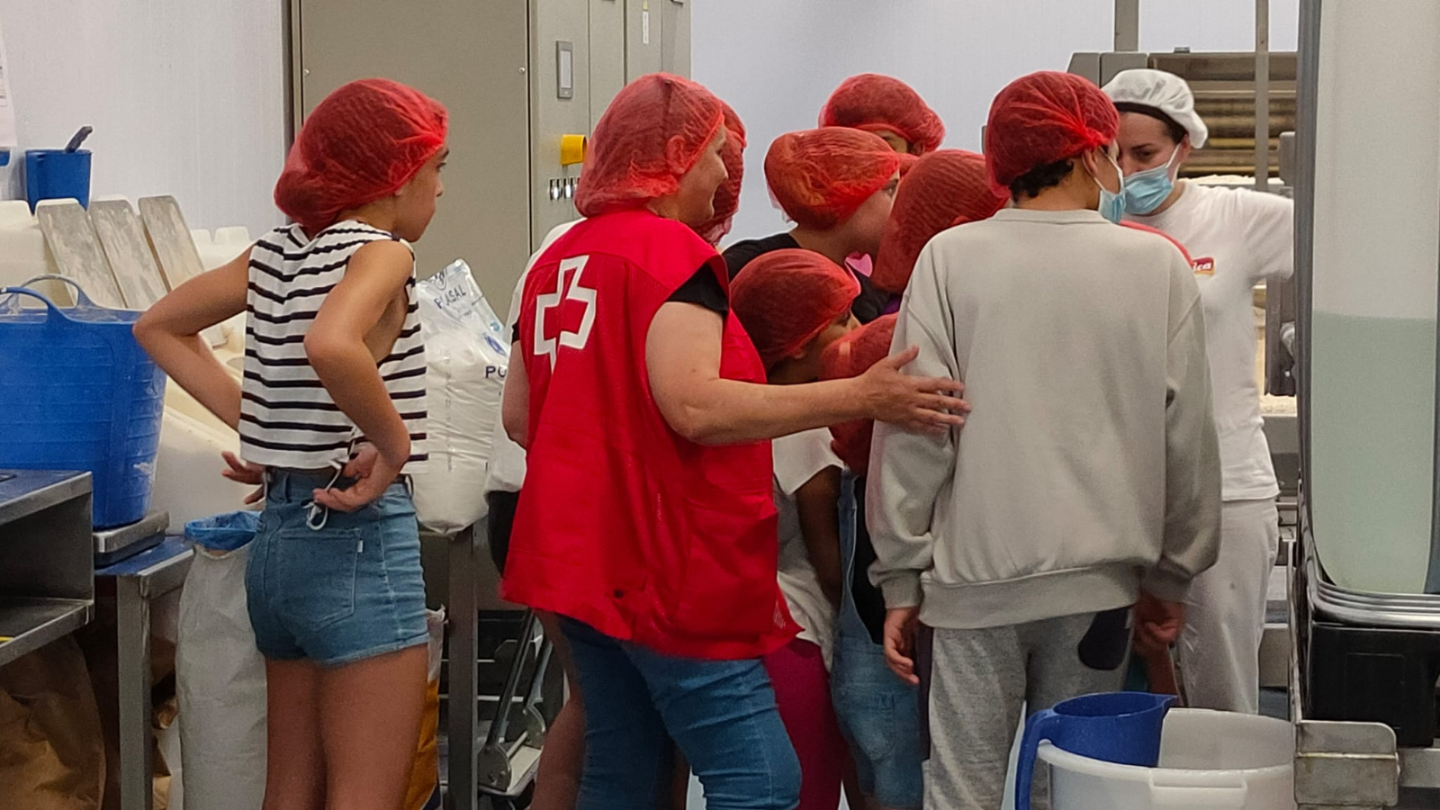 Los alumnos del programa de Cruz Roja Promoción del Éxito Escolar en Alba de Tormes y Peñaranda finalizan el curso visitando Dulca