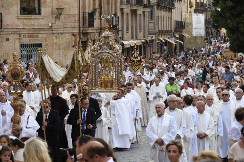 El Corpus Christi vuelve a celebrarse con una procesión y tres altares en la calle