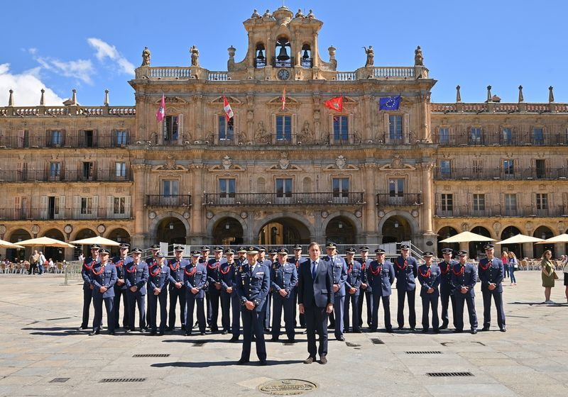 La primera promoción de pilotos de drones, nombrada Huésped Distinguido de Salamanca