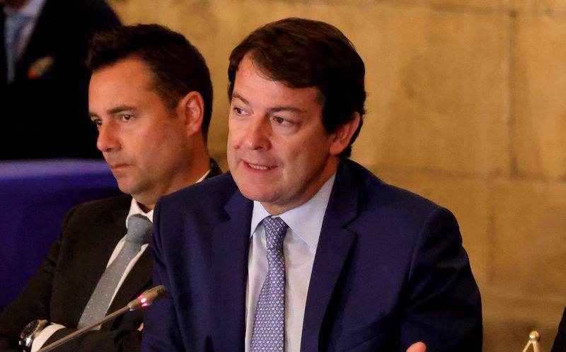 Mañueco se desmarca de Vox y elogia la lucha del movimiento LGTBI