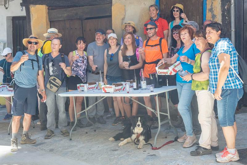 La Fiesta de la Cereza llena de senderistas Sotoserrano