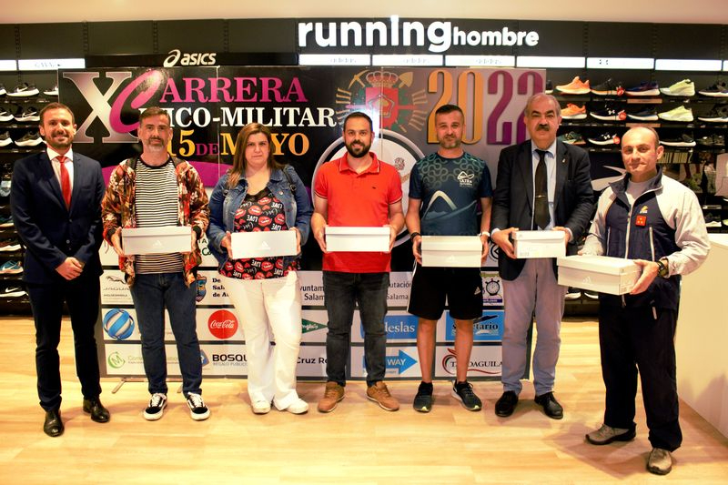 Entrega de premios a los ganadores del sorteo de la X Carrera Cívico Militar 