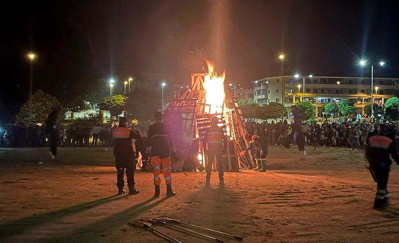 La hoguera de San Juan regresó a Carbajosa de la Sagrada