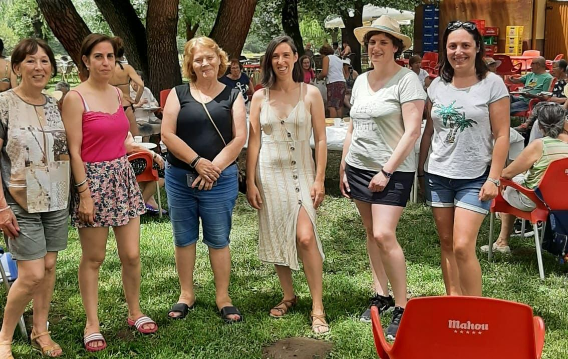 El Centro de Adultos disfruta de una convivencia a orillas del río