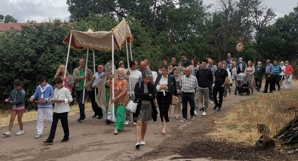 El Santísimo abrevia su recorrido por Pedrotoro por el riesgo de lluvia