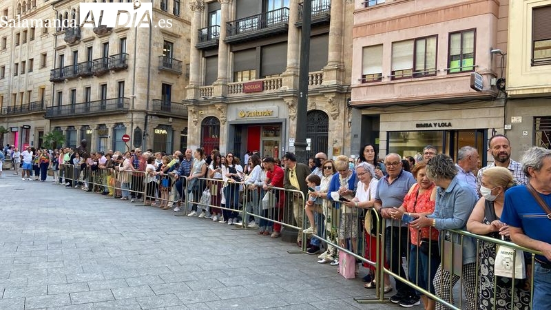 Lleno a la entrada del Teatro Liceo para recibir a la Reina Sofía 