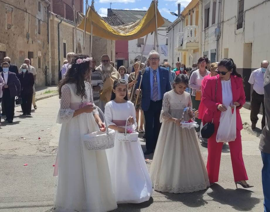 Las tres niñas de Primera Comunión acompañan al Santísimo en el Arrabal del Puente