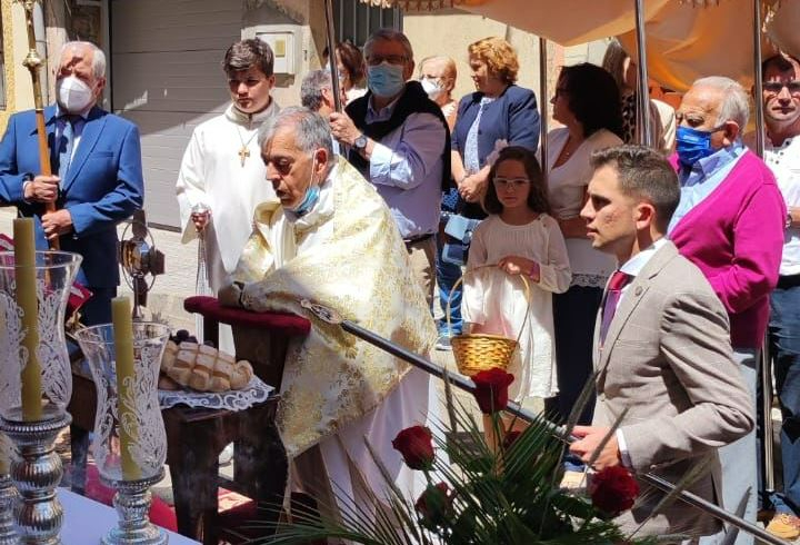 Espectacular ornamentación para acoger el paso del Santísimo por el Valle de San Martín
